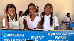 Der Sponsor der Einrichtung, die BONO-Dirkethilfe, ist auf den Schulmöbeln verewigt. (BONO)