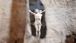 Das Kostbarste ist oft verhüllt - Christus am Kreuz wird nur durch ein Loch in den monumentalen Stoffbahnen der Installation sichtbar. / © Beatrice Tomasetti (DR)