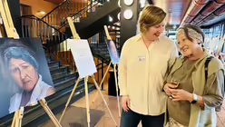 Caritas-Mitarbeiterin Martina Schültingkemper mit einem der "Fotomodelle". (Caritas Rheinberg)