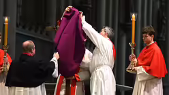 An Karfreitag wird das Kreuz enthüllt - hier von Kardinal Woelki im Kölner Dom. / © Beatrice Tomasetti (DR)