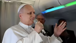 Papst Leo XIV. auf dem Weg nach Algier / &copy; AP (dpa)