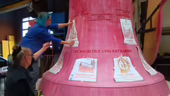 Anbringen der Glockenzier (Glockengie&szlig;erei Grassmayr)