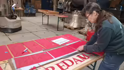 Buchstaben und Zierfries liegen in Wachs bereit (Glockengie&szlig;erei Grassmayr)