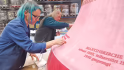 Aufbringen der Buchstaben auf der falschen Glocke (Glockengießerei Grassmayr)