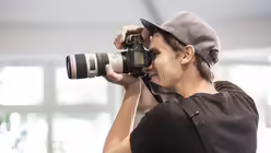 Der Fotograf Johannes Bichmann hat sich auf das Fotografieren älterer Menschen spezialisiert.  (Caritas Rheinberg)