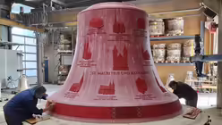 Verzierte falsche Glocke (Rückseite) (Glockengießerei Grassmayr)