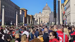 Menschenmassen auf der Via della Conciliazione vor dem Petersplatz / © Renardo Schlegelmilch (DR)
