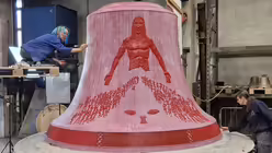 Verzierte falsche Glocke (Vorderseite) (Glockengießerei Grassmayr)