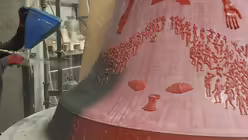 Aufsprühen der ersten von zwölf Zierlehmschichten (Glockengießerei Grassmayr)