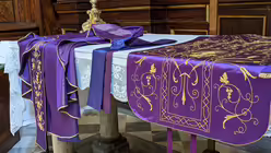 Stoffe, Tücher und Gewänder spielten in der Liturgie schon immer eine zentrale Rolle. / © Beatrice Tomasetti (DR)