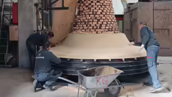 Der Kern der Glockenform besteht aus gemauerten Ziegeln und Lehm (Glockengießerei Grassmayr)