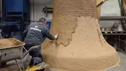 Erstellung des Mantels mit Groblehm (Glockengießerei Grassmayr)