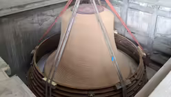 Die Glockenform wird in die Grube gehoben (Glockengießerei Grassmayr)