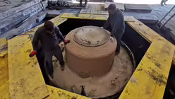 Füllen des Zwischenraumes mit Quarzsand (Glockengießerei Grassmayr)