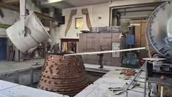 Probe für das künftige Rinnwerk und das Eingießen mit dem Gusstigel für die Credamusglocke (Glockengießerei Grassmayr)