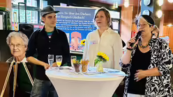 Caritas-Vorständin Raphaela Hänsch, Martina Schültingkemper und Johannes Bichmann bei der Ausstellungseröffnung im Bergischen Löwen Anfang September. (Caritas Rheinberg)