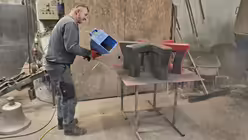 Der Zierlehm wird auf die Krone aufgetragen (Glockengie&szlig;erei Grassmayr)