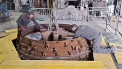 Die Kronenform wird auf die Form aufgesetzt (Glockengießerei Grassmayr)