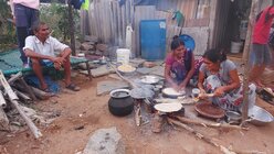 In den Slums von Hyderabad bereiten sich die Menschen das Essen auf dem Boden zu. (BONO)