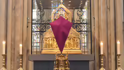 Alle Kreuze im K&ouml;lner Dom sind seit dem Passionssonntag verh&uuml;llt. / &copy; Beatrice Tomasetti (DR)