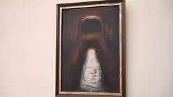 In der Grablegung der 14. Station sieht Pfarrer Jan&szlig;en auch ein Osterbild. / &copy; Beatrice Tomasetti (DR)