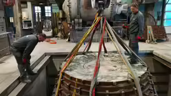 Der Mantel wird von der falschen Glocke mit dem Kern abgehoben (Glockengießerei Grassmayr)