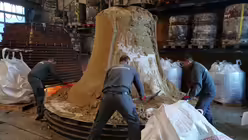 Entfernen der falschen Glocke - der darunter liegende Kern wird sichtbar (Glockengießerei Grassmayr)