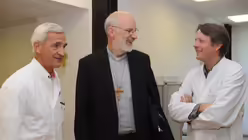 In den unterschiedlichsten Situationen ist Zuhören gefragt, hier mit Chefärzten eines Krankenhauses.  / © Beatrice Tomasetti (DR)