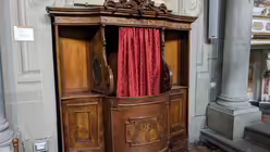 Der Vorhang - hier an einem Beichtstuhl - spielt in der Bibel eine zentrale Rolle. / © Beatrice Tomasetti (DR)