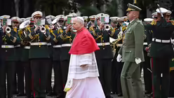Papst Leo XIV. trifft  im Pr&auml;sidentenpalast El Mouradia in Algier ein / &copy; Luca Zennaro/Pool ANSA/AP (dpa)