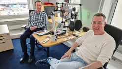 Redakteur Jan Hendrik Stens und Prof. Dr. Jan Loffeld im DOMRADIO.DE-Studio (DR)