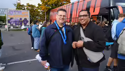 Busleiter Ingo Krey und Pfarrvikar Ronald Dhason / © Vera Sturm (Erzbistum Köln)