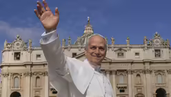 Der neue Papst Leo XIV. kommt zu seiner Amtseinführung auf den Petersplatz / © Andrew Medichini/AP (dpa)