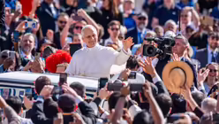 Der neue Papst Leo XIV. kommt zu seiner Amtseinführung auf den Petersplatz / © Michael Kappeler (dpa)