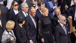 Bundeskanzler Friedrich Merz (M, CDU), Bundestagspräsidentin Julia Klöckner (CDU), und Lars Klingbeil (SPD, M oben), Vizekanzler und SPD-Bundesvorsitzender, kommen zur Amtseinführung des neuen Papstes Leo XIV.auf dem Petersplatz. / © Oliver Weiken (dpa)