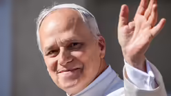  Der neue Papst Leo XIV. kommt zu seiner Amtseinführung auf den Petersplatz / © Michael Kappeler (dpa)