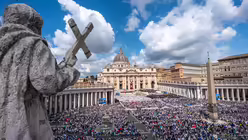 Der Petersplatz ist zur feierlichen Amtseinführung von Papst Leo XIV. voller Menschen. / © Michael Kappeler (dpa)