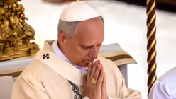 Der neue Papst Leo XIV. steht mit Fischerring und Pallium bei seiner Amtseinführung auf dem Petersplatz.  / © Michael Kappeler (dpa)
