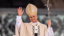 Der neue Papst Leo XIV. steht bei seiner Amtseinführung auf dem Petersplatz. / © Michael Kappeler (dpa)