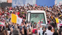 Papst Leo XIV. grüßt die Menschen vom Papamobil aus bei seiner Ankunft zum Gottesdienst an der Beirut Waterfront, am 2. Dezember 2025 in Beirut (Libanon). / © Lola Gomez/CNS photo (KNA)