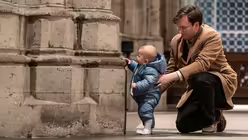 Auch kleine Besucher nehmen an der Osternacht im K&ouml;lner Dom teil / &copy; Nicolas Ottersbach (DR)
