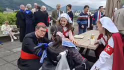 Kardinal Woelki bei der Lourdes-Wallfahrt im Gespräch mit einer Teilnehmerin / © Wenglorz (EBK)