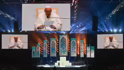 Begegnung von Papst Franziskus mit Jugendlichen in der Papp Laszlo-Budapest-Sportarena in Budapest. / © Vatican Media/Romano Siciliani/KNA (KNA)