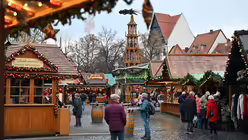 Weihnachtsmarkt in Erfurt / © Martin Schutt (dpa)
