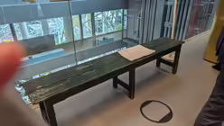 Bei der Führung durch das Axel Springer Haus durfte die Trainer-Bank bewundert werden, auf der Sepp Herberger bei der Fussball-WM in Bern gesessen haben soll. (DR)