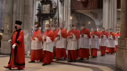 Je mehr desto feierlicher: Eine groß Zahl von Dommessdienern beim Einzug / © Beatrice Tomasetti (DR)