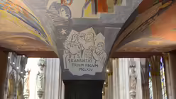 Die Heiligen Drei Könige sind immer mit dabei. Bei jedem Einzug in den Dom wirft Simon Broda einen Blick auf dieses Pfeilerbild / © Beatrice Tomasetti (DR)