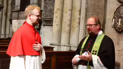 Die Messdiener sind eng an die Domseelsorge angebunden: Simon Broda im Gespräch mit Domvikar Jörg Stockem / © Beatrice Tomasetti (DR)