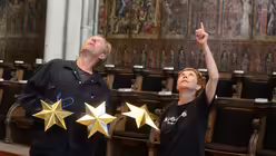 Wolfgang Hippler und Bettina Grimm wählen die zu erneuernden Sterne nach Dringlichkeit aus. / © Beatrice Tomasetti (DR)