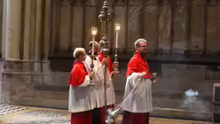 Unmittelbar hinter dem Gitter zum Chorumgang nehmen die Messdiener vor jedem Gottesdienst Aufstellung / © Beatrice Tomasetti (DR)